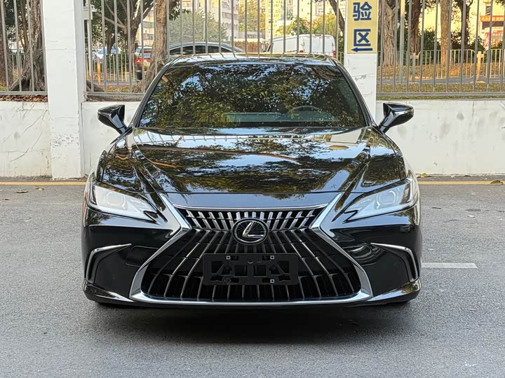 Фото 2 - Lexus ES