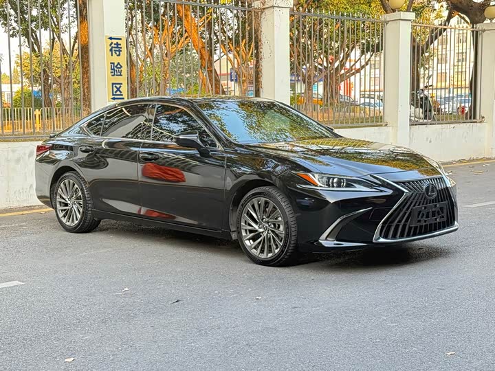 Фото 3 - Lexus ES