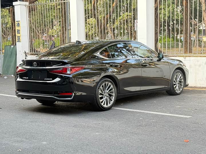 Фото 4 - Lexus ES