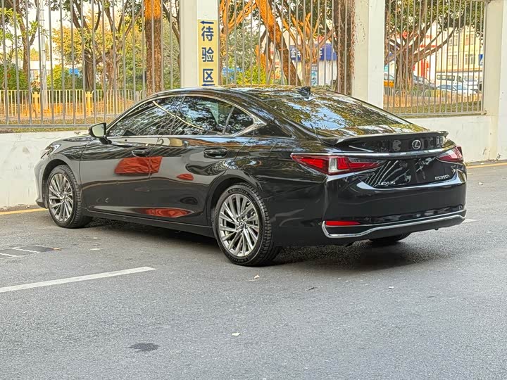 Фото 6 - Lexus ES