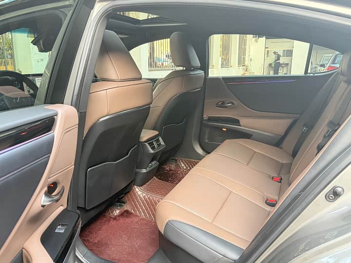 Фото 8 - Lexus ES