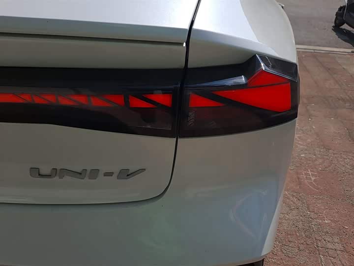 Фото 8 - Changan UNI-V