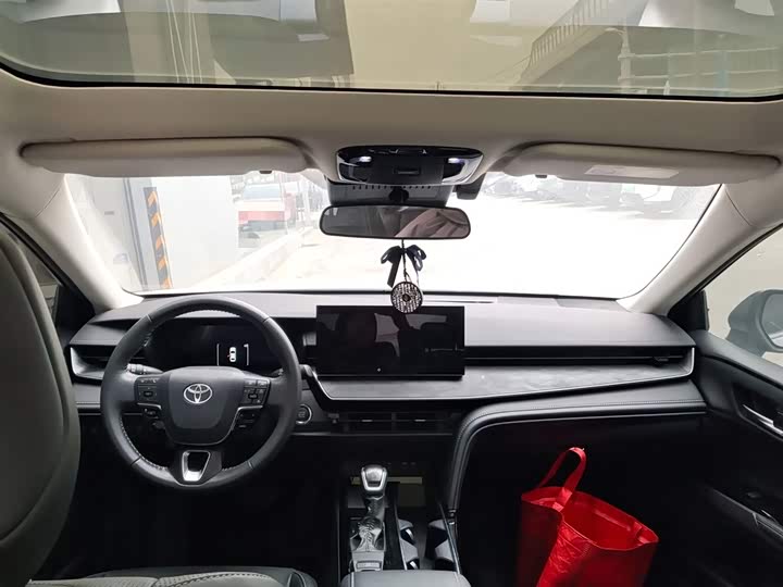 Фото 9 - Toyota Camry