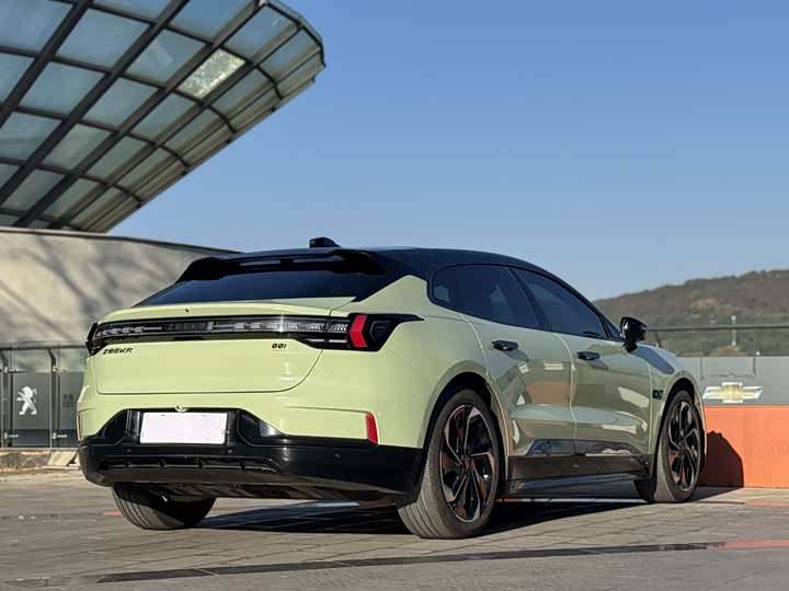 Фото 9 - Zeekr 001