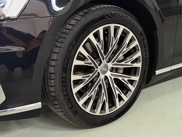 Фото 7 - Audi A8