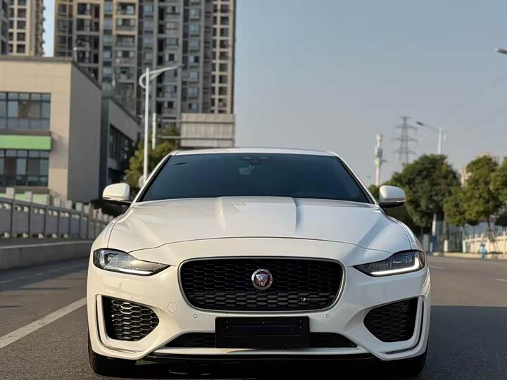 Фото 2 - Jaguar XE L