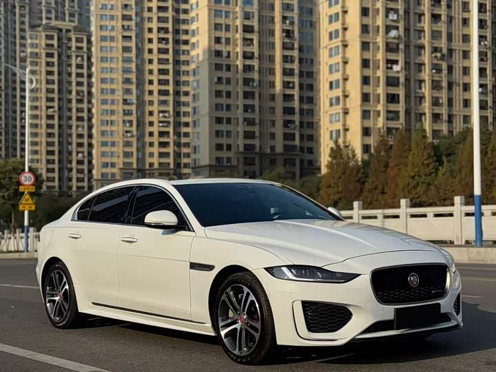 Фото 3 - Jaguar XE L