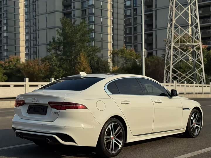 Фото 4 - Jaguar XE L