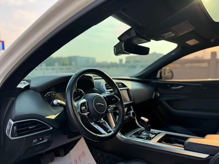 Фото 7 - Jaguar XE L