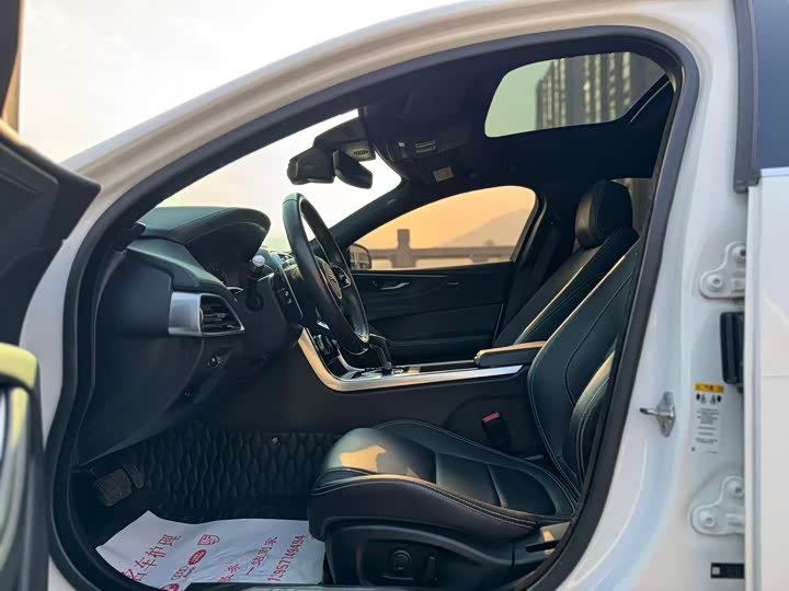 Фото 8 - Jaguar XE L