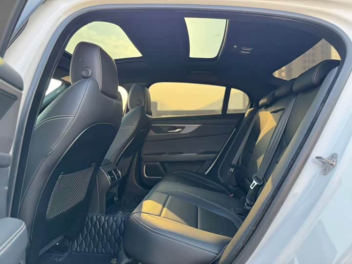 Фото 9 - Jaguar XE L