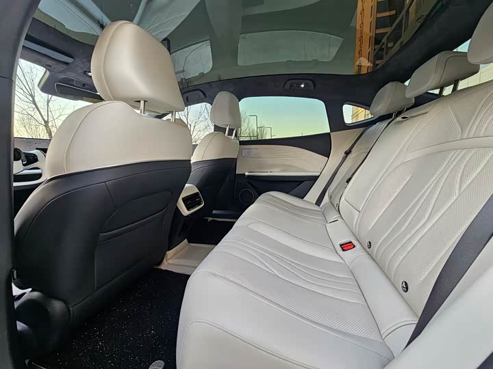 Фото 6 - Geely Galaxy E8