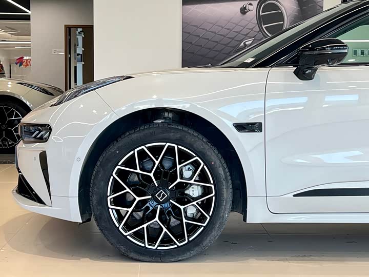 Фото 3 - Zeekr 001