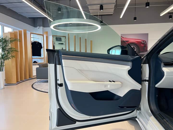 Фото 7 - Zeekr 001