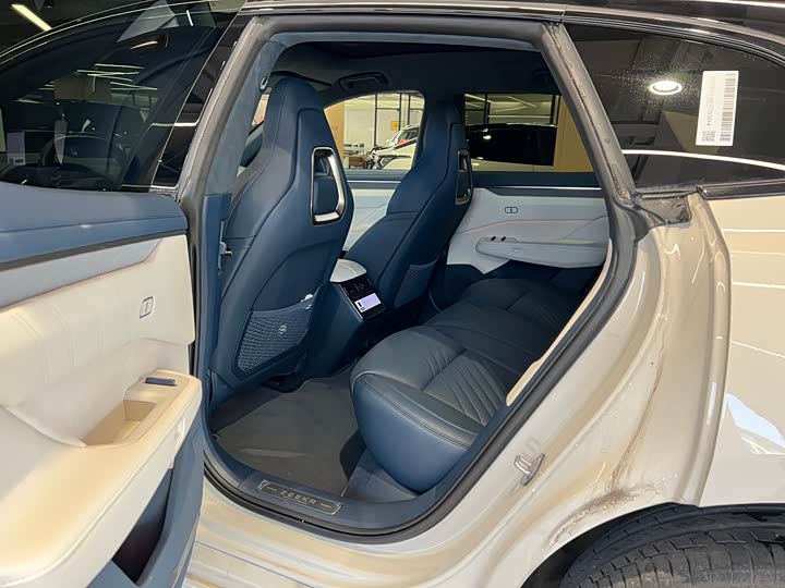 Фото 9 - Zeekr 001