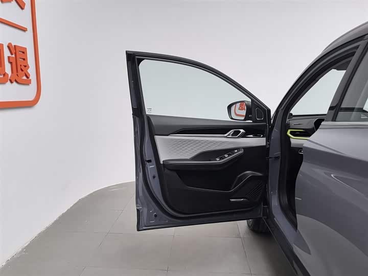 Фото 8 - Geely Coolray