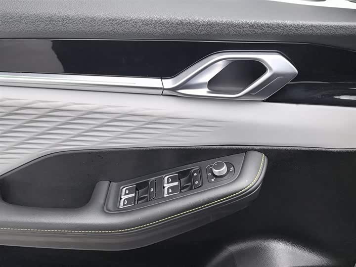 Фото 9 - Geely Coolray