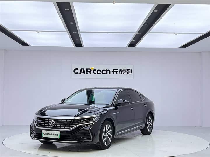 Фото 1 - Volkswagen Passat Hybrid