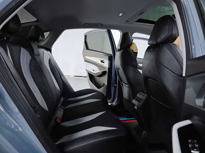 Фото 9 - Geely Binrui