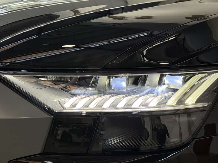 Фото 8 - Audi Q8