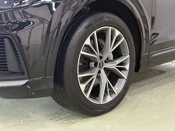 Фото 9 - Audi Q8