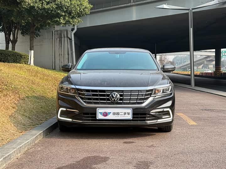 Фото 2 - Volkswagen Passat Hybrid