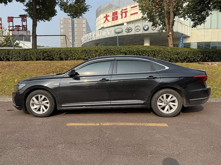 Фото 3 - Volkswagen Passat Hybrid