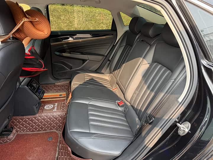 Фото 9 - Volkswagen Passat Hybrid