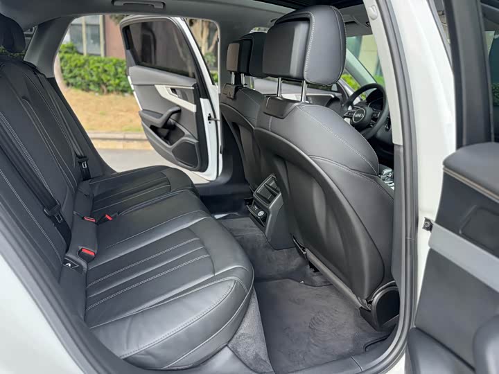 Фото 7 - Audi A4L