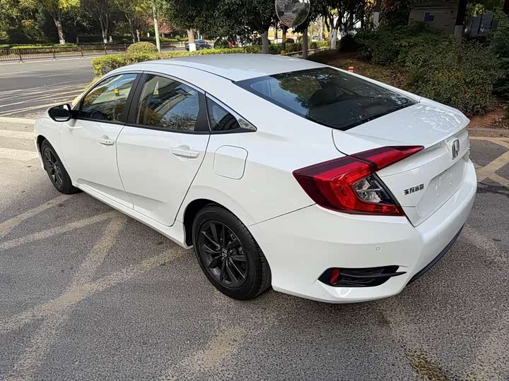 Фото 8 - Honda Civic