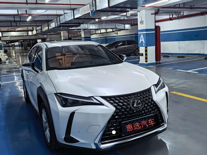Фото 3 - Lexus UX