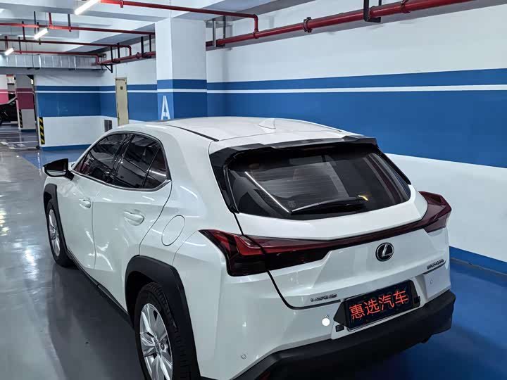 Фото 7 - Lexus UX