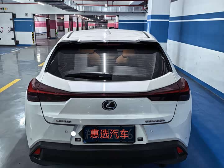 Фото 8 - Lexus UX