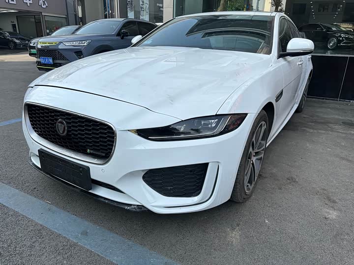 Фото 1 - Jaguar XE L