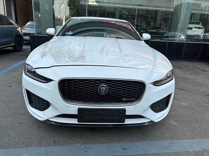 Фото 2 - Jaguar XE L