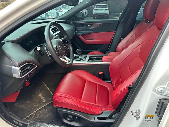 Фото 4 - Jaguar XE L