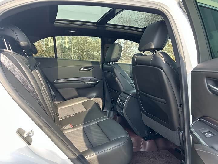 Фото 7 - Cadillac XT4