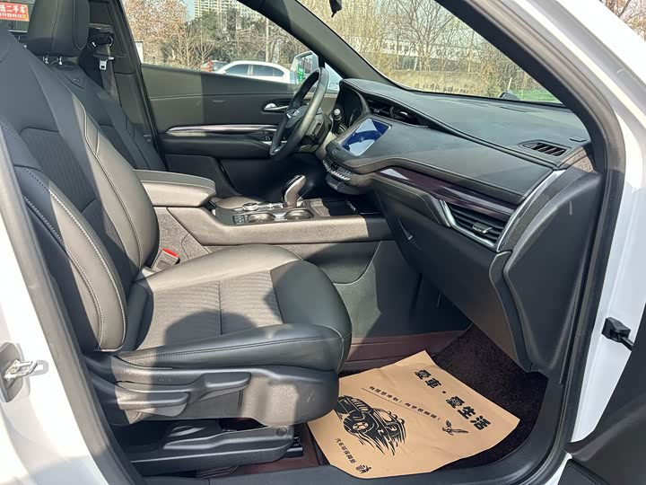 Фото 8 - Cadillac XT4