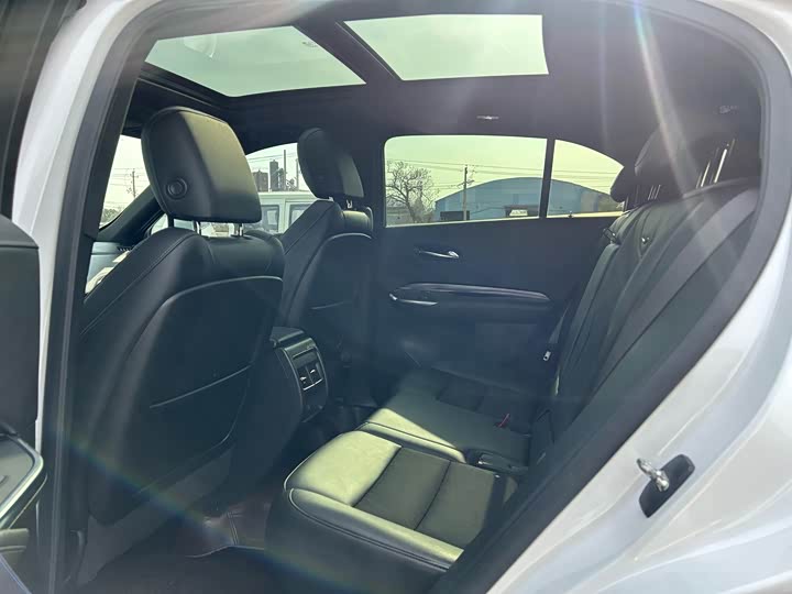 Фото 9 - Cadillac XT4