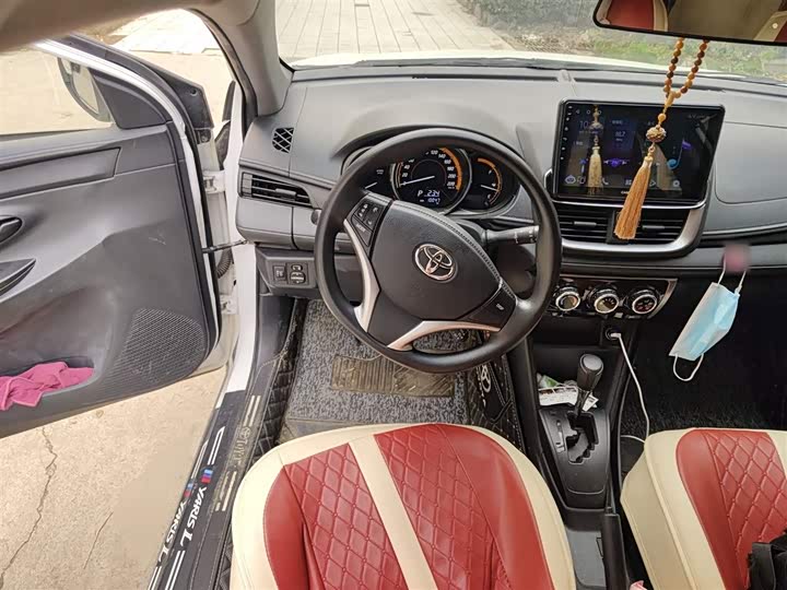 Фото 3 - Toyota Yaris L Hatchback