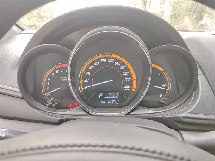 Фото 4 - Toyota Yaris L Hatchback