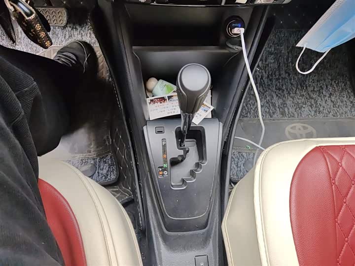 Фото 7 - Toyota Yaris L Hatchback