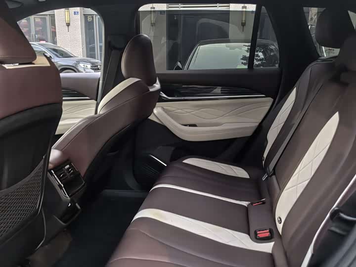 Фото 8 - Geely Monjaro