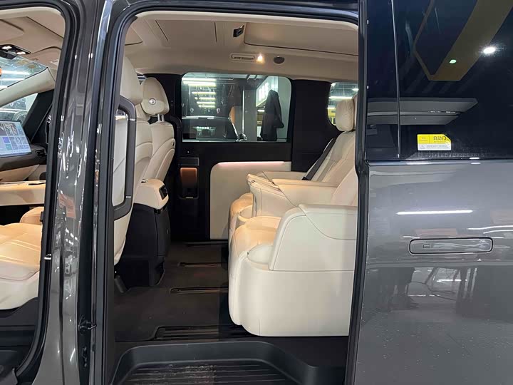 Фото 4 - LiXiang Mega