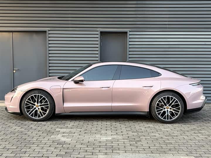 Фото 2 - Porsche Taycan