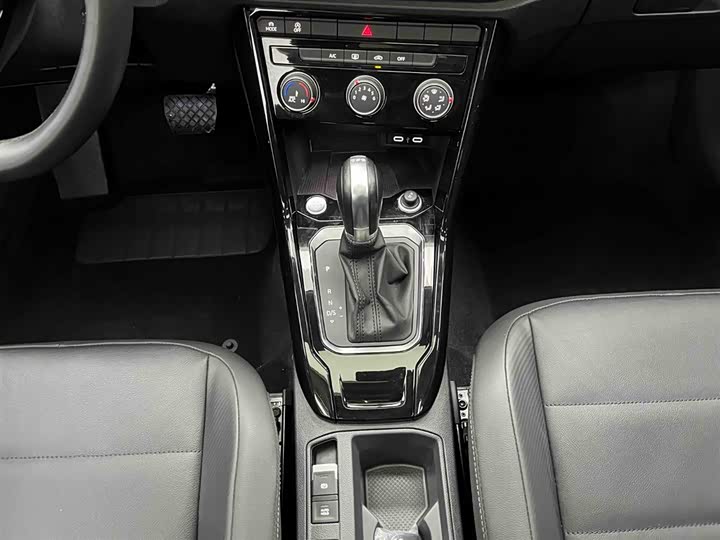 Фото 5 - Volkswagen T-Roc