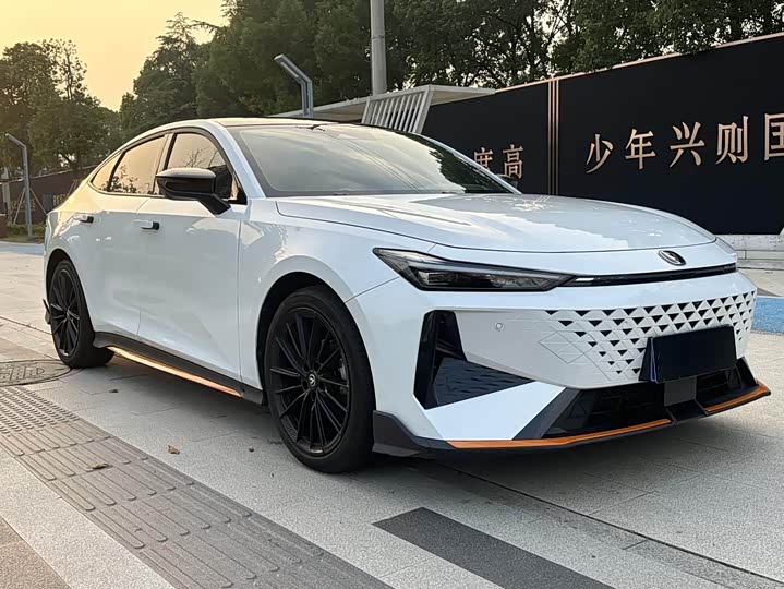 Фото 3 - Changan UNI-V