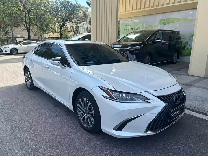 Фото 2 - Lexus ES