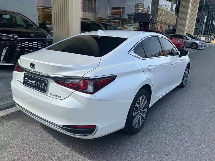 Фото 3 - Lexus ES