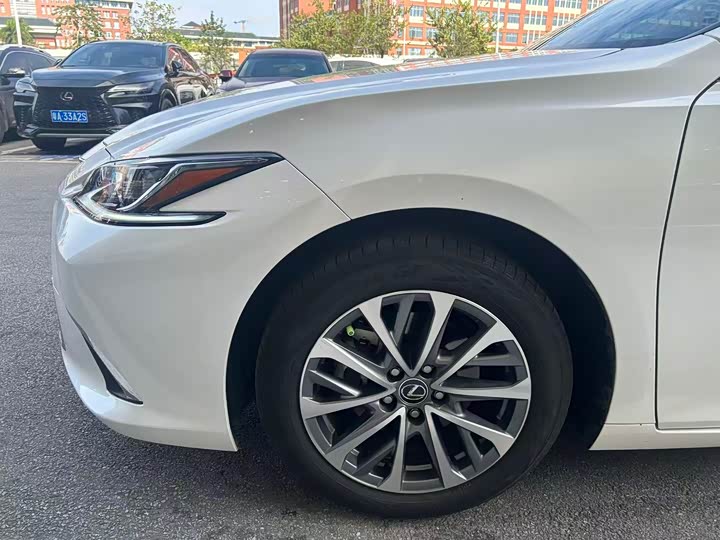 Фото 5 - Lexus ES